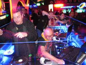 Tony Peret en cabina acompañado de Raúl Orellana, Ivan Uriach y Xavi Parellada al fondo